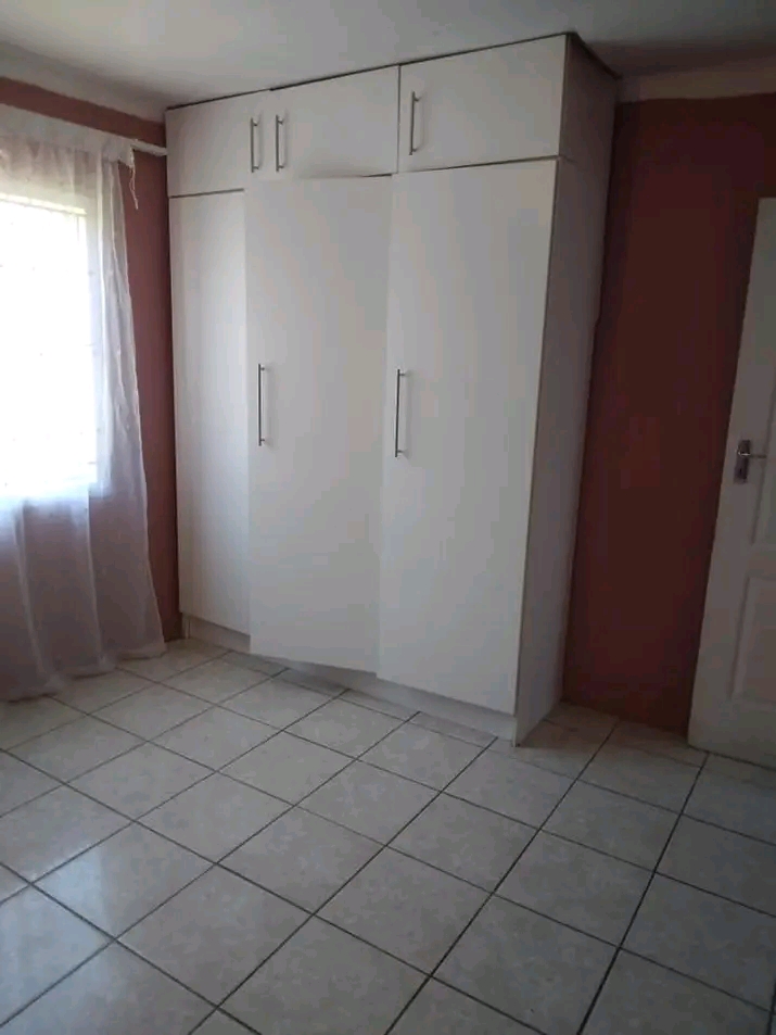 A 3 bedrooms house available right now for re  in Senaoane