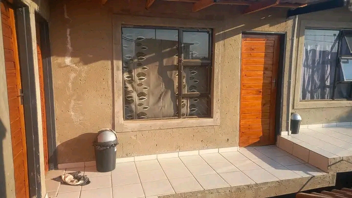 We have 2 single room available to rent, adre  in Tembisa