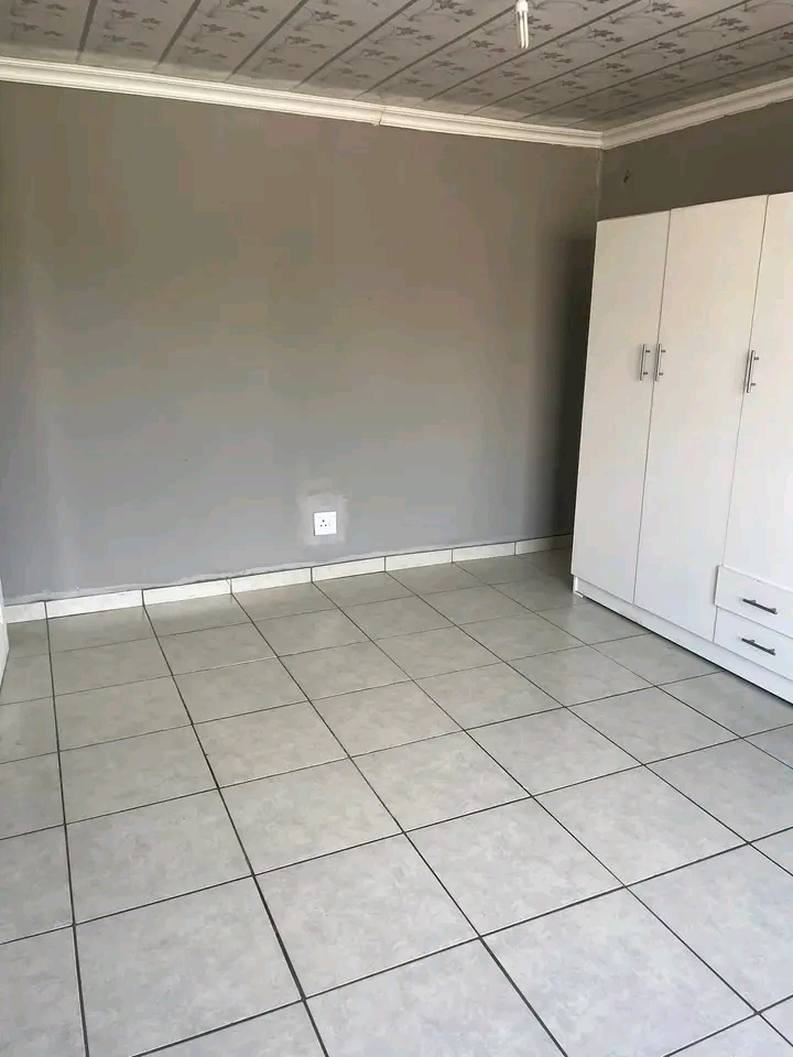 A very spacious beautiful cottage available f  in Klipfontein