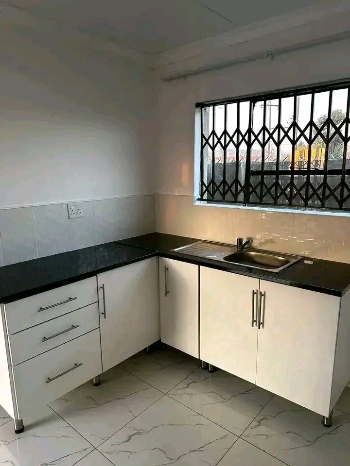 Open plan bachelor available at hospital view  in Tembisa