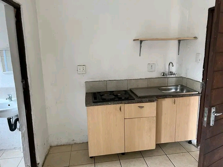 One bachelor room available for r2500  next t  in Olievenhoutbosch