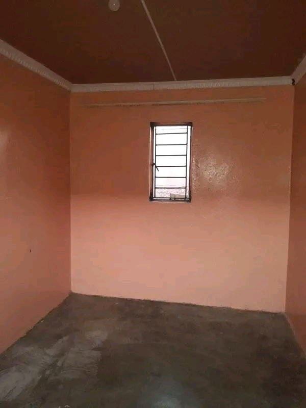 Room to zone 6 
r900
with ceiling,parking a  in Pimville