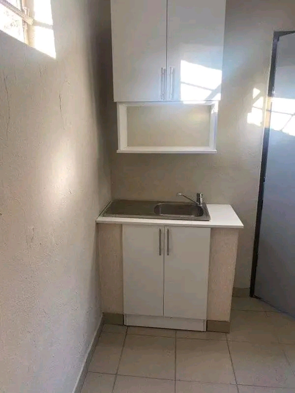 2000 ensuit standard room to rent immediately  in Dobsonville