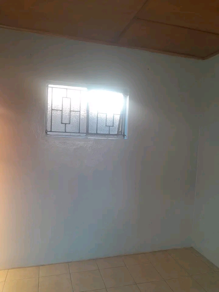 Room available at ext 3 with tiles and ceilin  in Zola