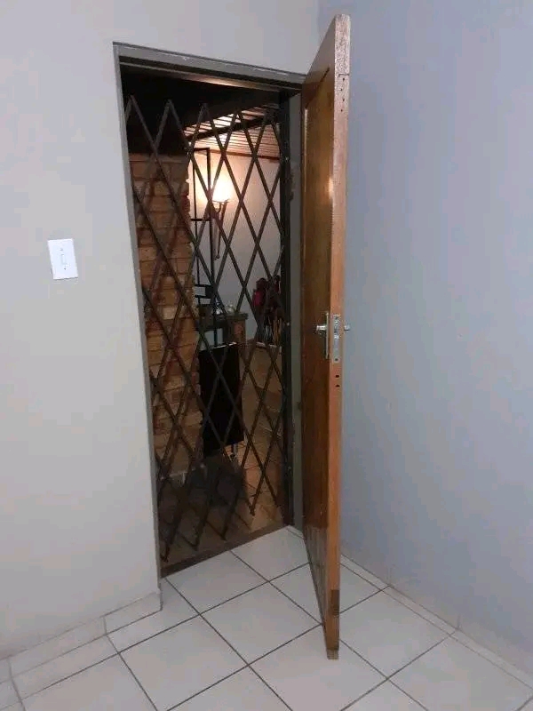 Nice room with ceiling n tiles unit f,kids al  in Thokoza