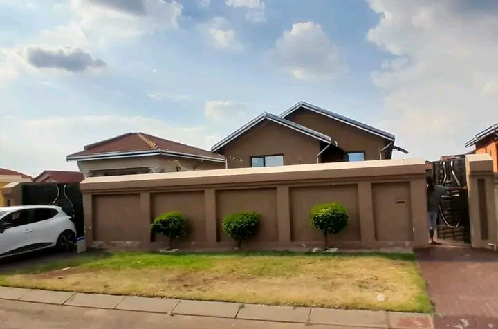 2 bedroom main with ensuit, 2bathrooms, loung  in Leondale