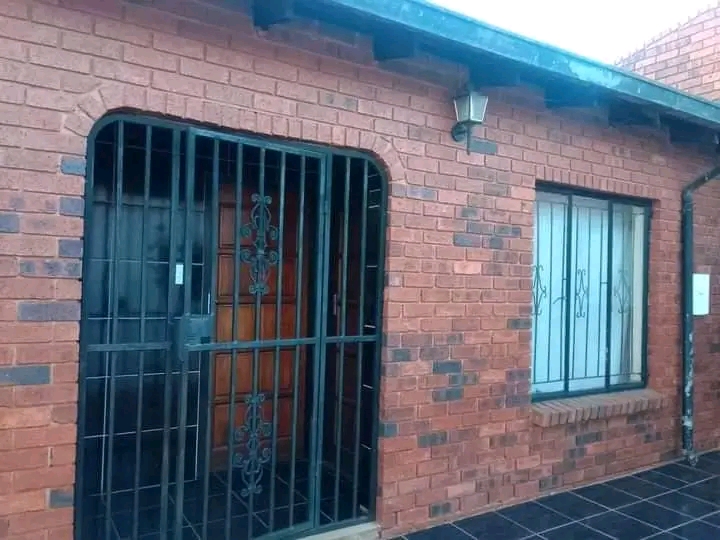 Room to rent available at ext 25 near rebonts  in Vosloorus