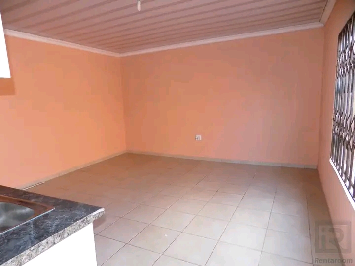 Ensuite room available to rent
rent: r2000 p  in Protea Glen