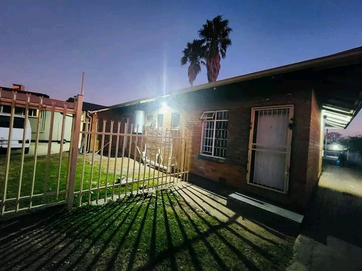 2 rooms available with wardrobes, kitchenlet,  in Kempton Park