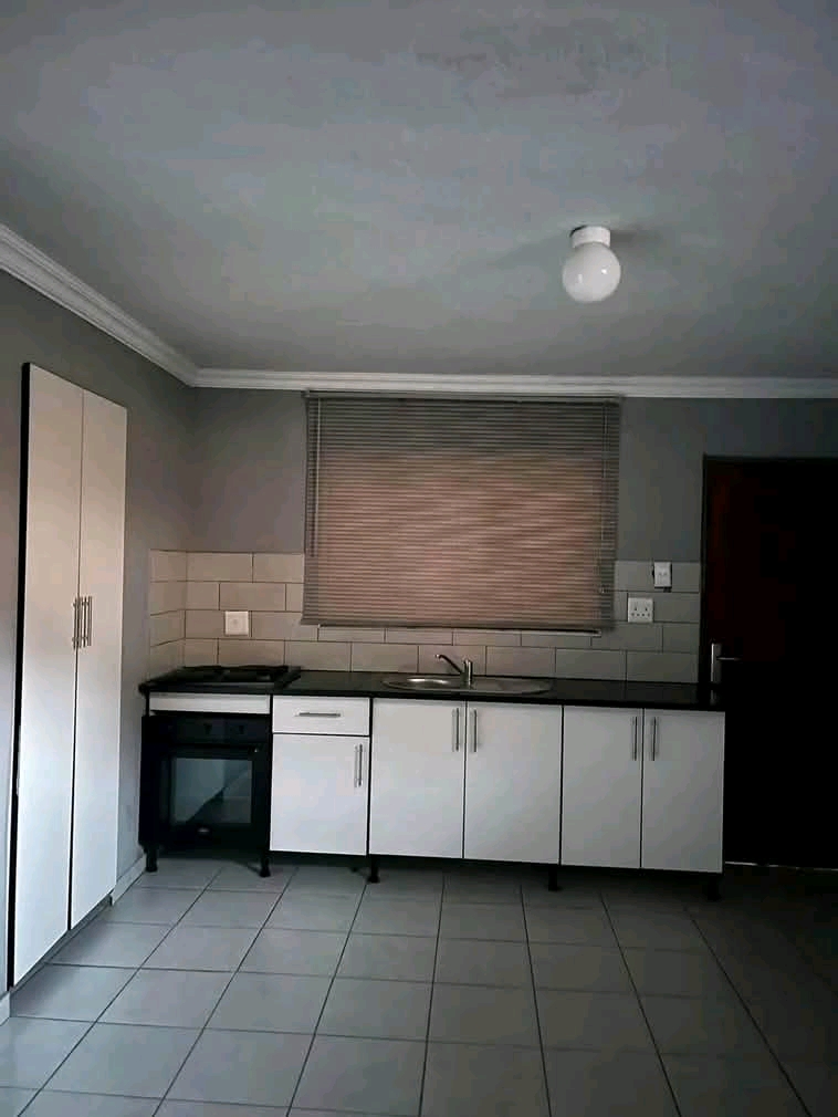 Bachelor unit available including water and e  in Midrand