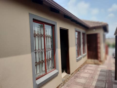A self contained cottage available inext7 , p  in Cosmo City