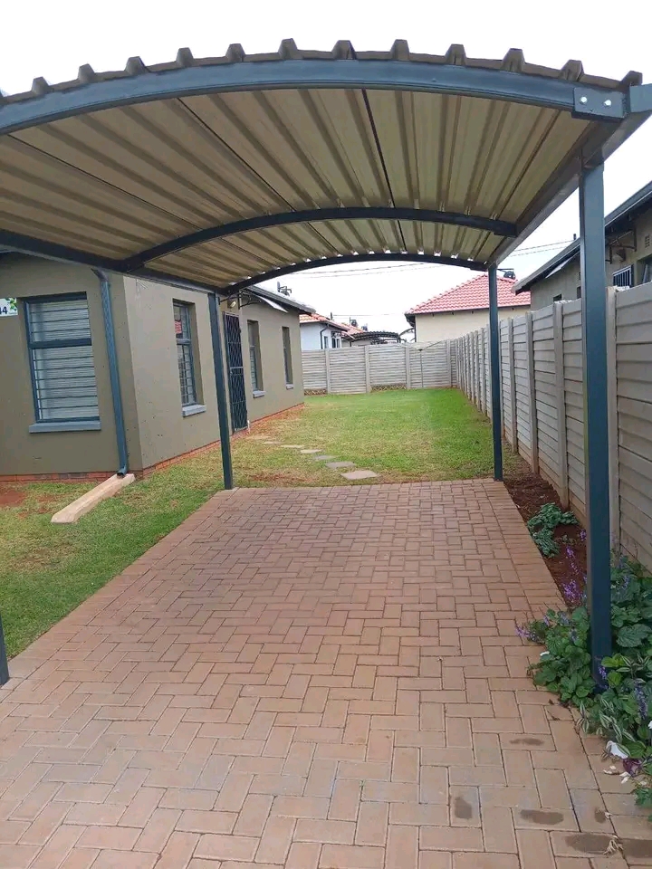 3 bedroom house to lease in 44 for r6500

f  in Soweto