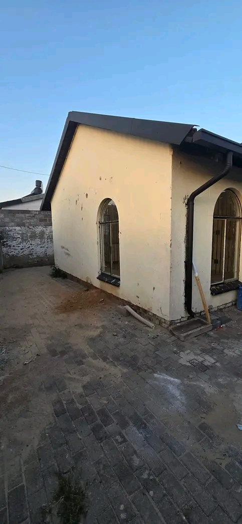 3 bed 1 bath house available for rent.
rent   in Alexandra