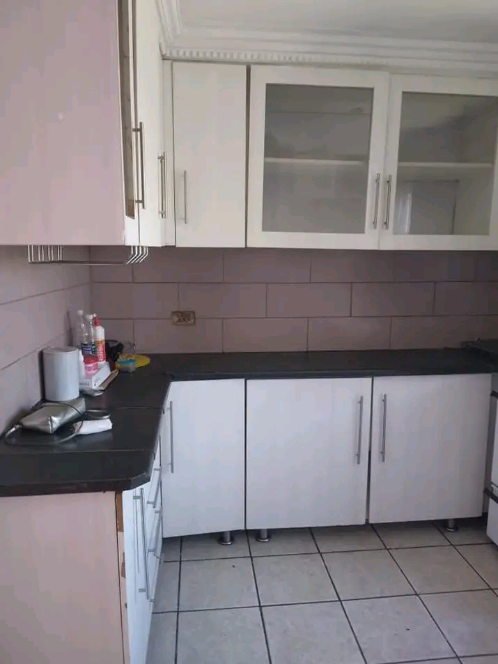 A 3 bedrooms house available right now for re  in Senaoane