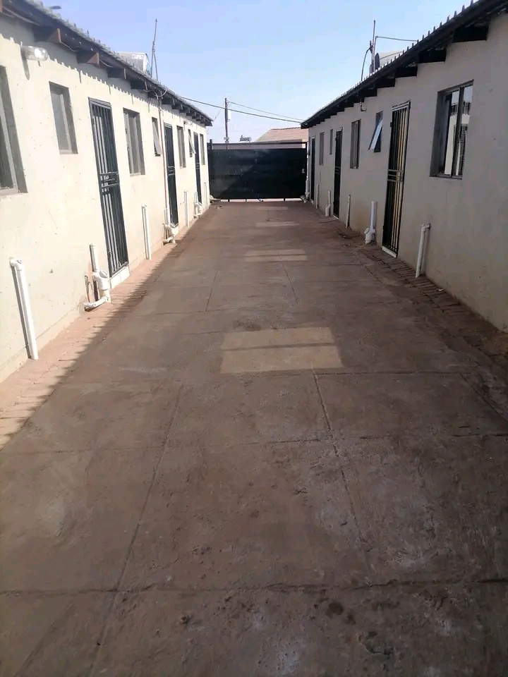 Bachelor available to rent at phumula 📍nea  in Vosloorus