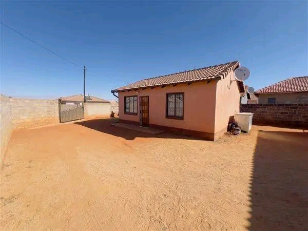 2 bedroom house
beautiful 2 bedroom house fo  in Protea Glen