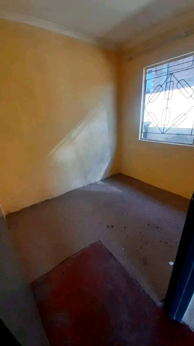 2 bedroom house -with few outside rooms -to r  in Ebony Park