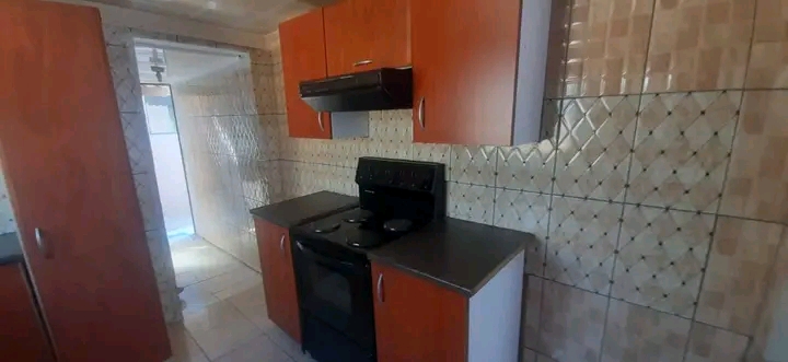 Zone 2 
fitted kitchen 
lounge 
full bathr  in Pimville
