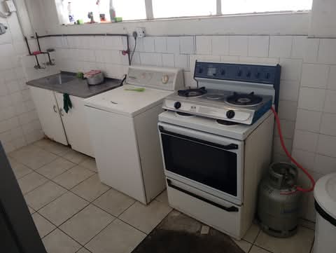 Large room to rent, semi furnished.
shared b  in Berea