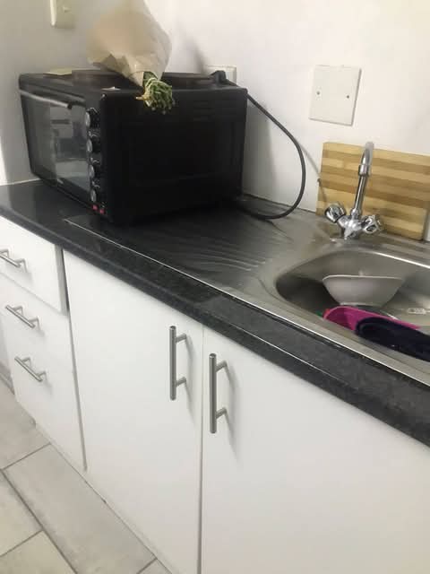 Bachelor room to rent available r3300 please   in Fleurhof