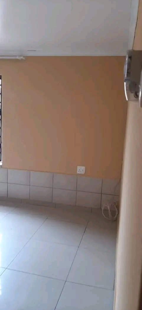 Fitted bachelor room available to rent immedi  in Vosloorus