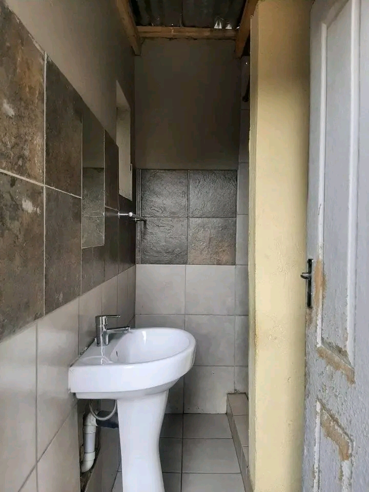A room available to rent near tollgate 
with  in Ebony Park
