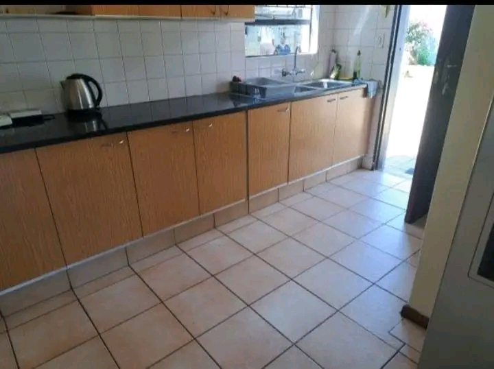 Spacious 4-bedroom home for rent – strubenv  in Roodepoort