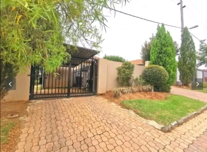 2 bedroom cottage to rent ext 7 
dining
kit  in Cosmo City