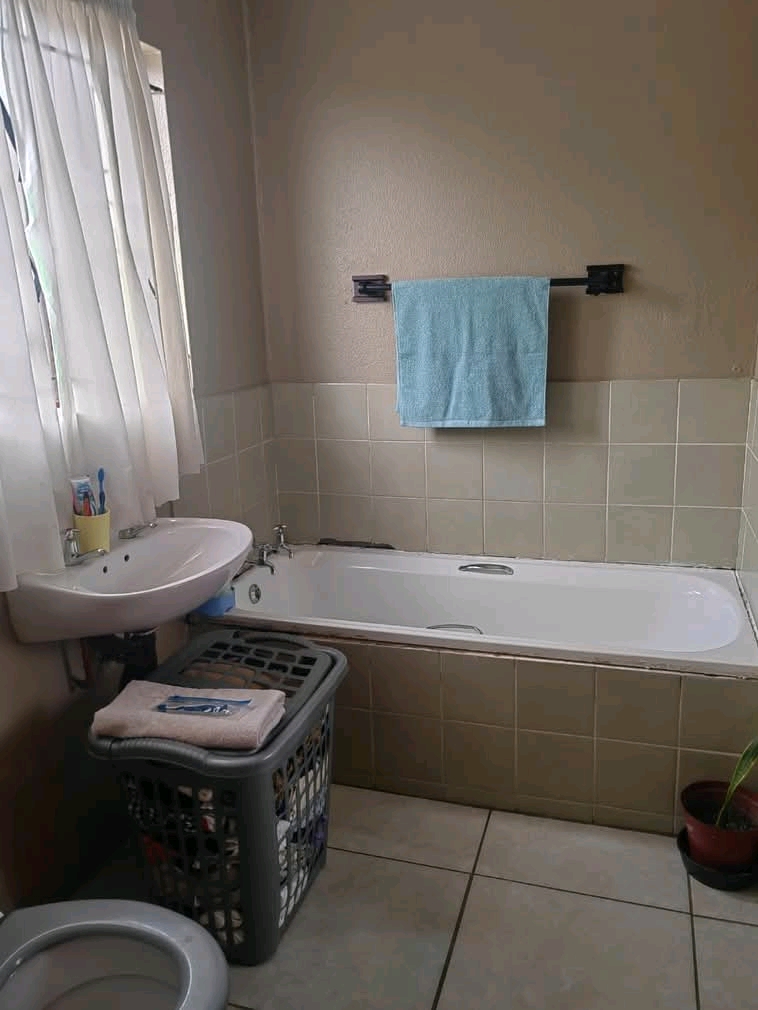 A beautiful three bedroom house in a well mai  in Norkem Park