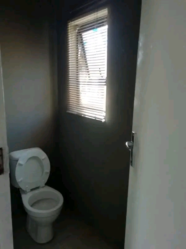 Bachelor unit available for rental with showe  in Devland