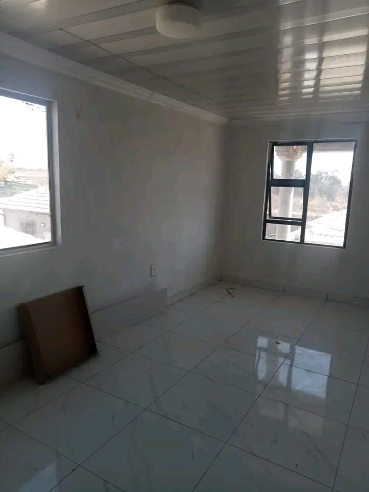 Spacious bachelor consisting of a fitted kitc  in Clayville