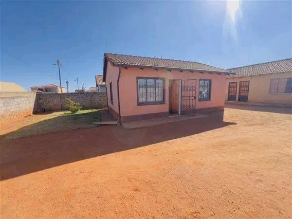 2 bedroom house
beautiful 2 bedroom house fo  in Protea Glen