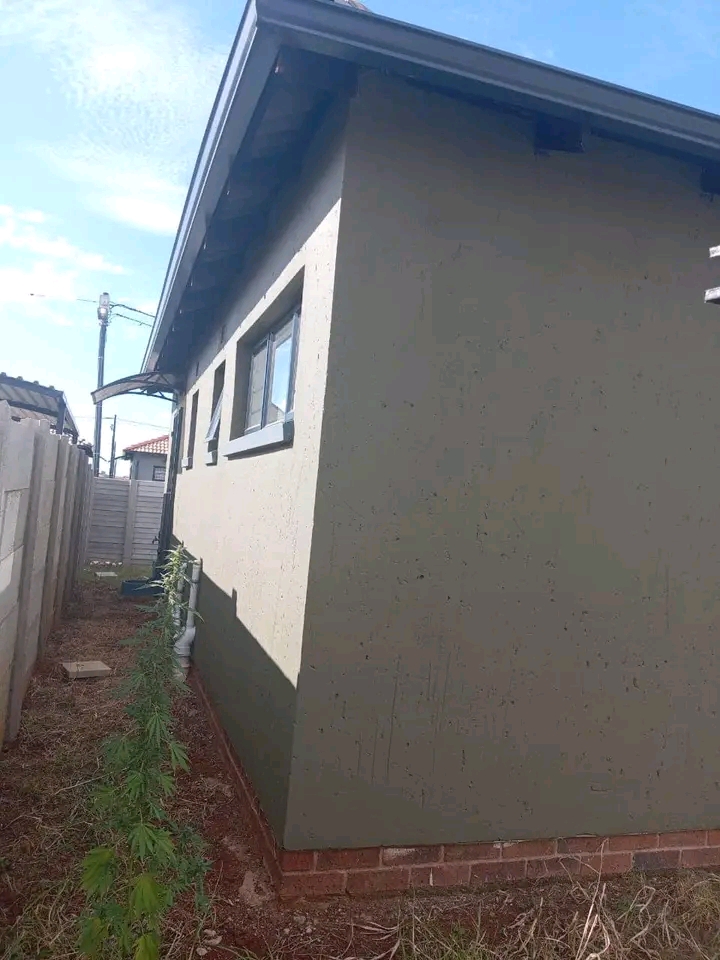 2 bedroom house to rent in ext 44
1.location  in Protea Glen