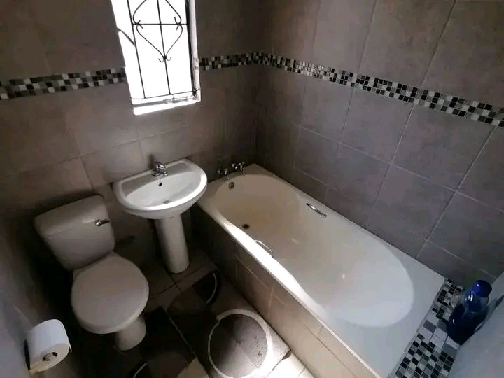 2 bedroom house -with few outside rooms -to r  in Allandale