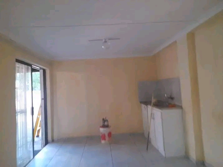 Big bachelor to let in robinia road wychwood   in Germiston