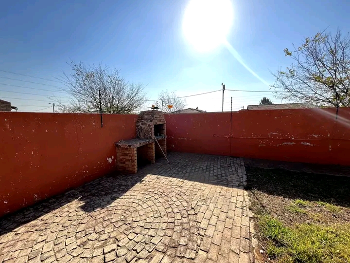 Neat & clean 3 bedroom house available immedi  in Windmill Park