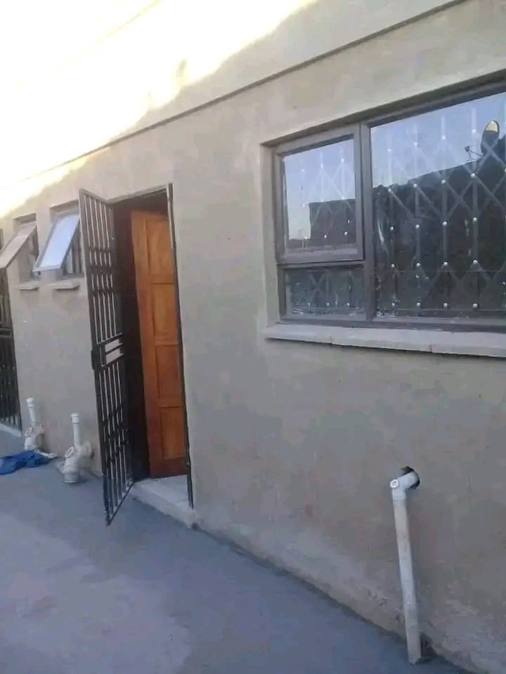 Bachelor room available at ext 8 near thuto l  in Vosloorus