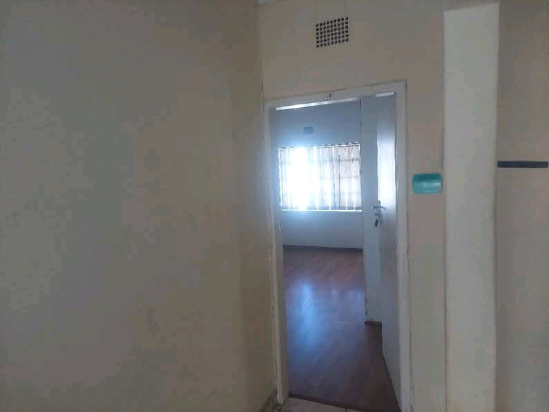 Rooms available in a house 
rent r3500
depo  in Edenvale