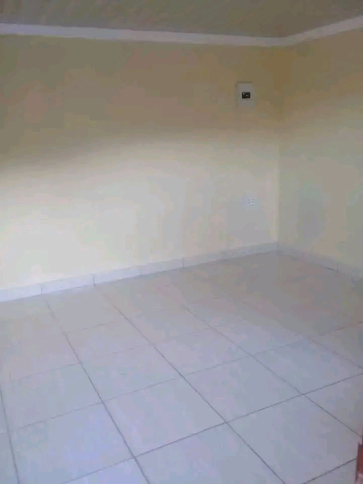 Bachelor room available at ext 8 near thuto l  in Vosloorus