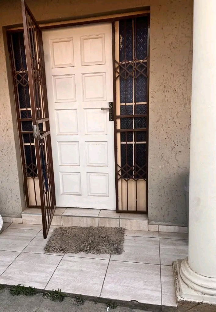 2x bachelor room available from the 1st of de  in Olievenhoutbosch