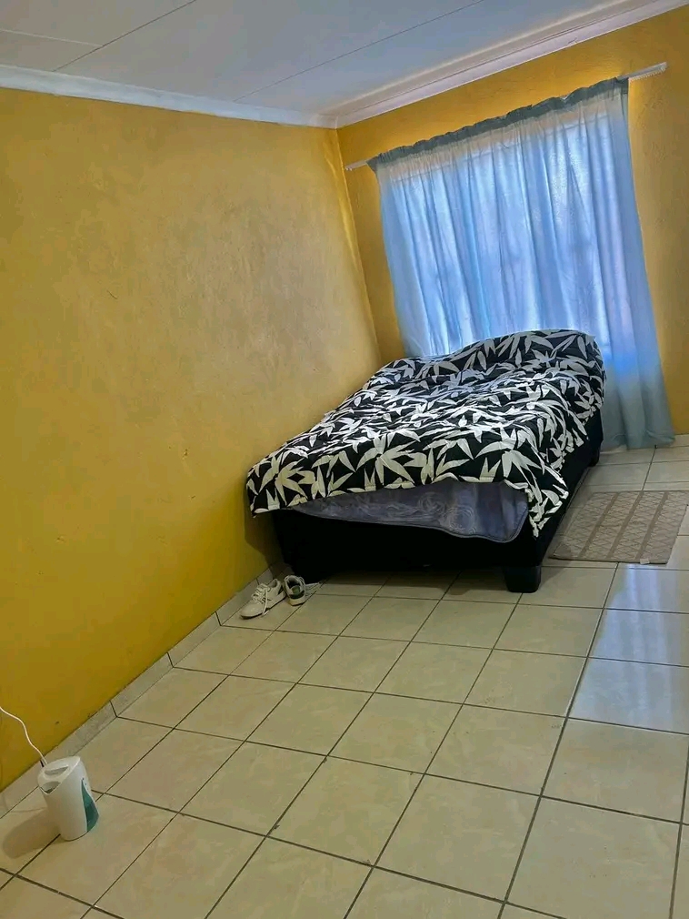Bechelor available. r3000 rent. r2500 deposit  in Clayville