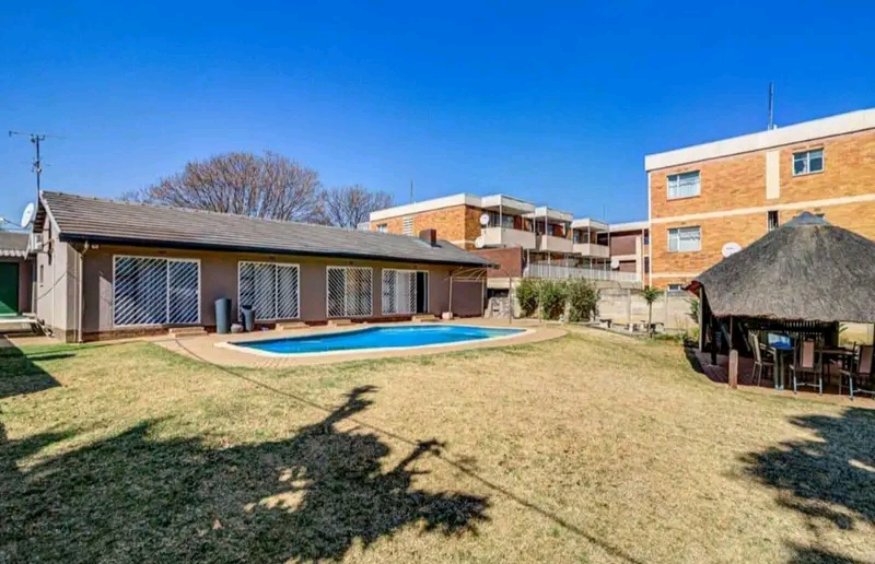 2 bedroom cottage to rent.it consists of bath  in Kempton Park