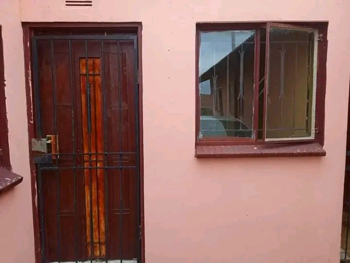 Big room to rent available at motsu (garage s  in Tembisa