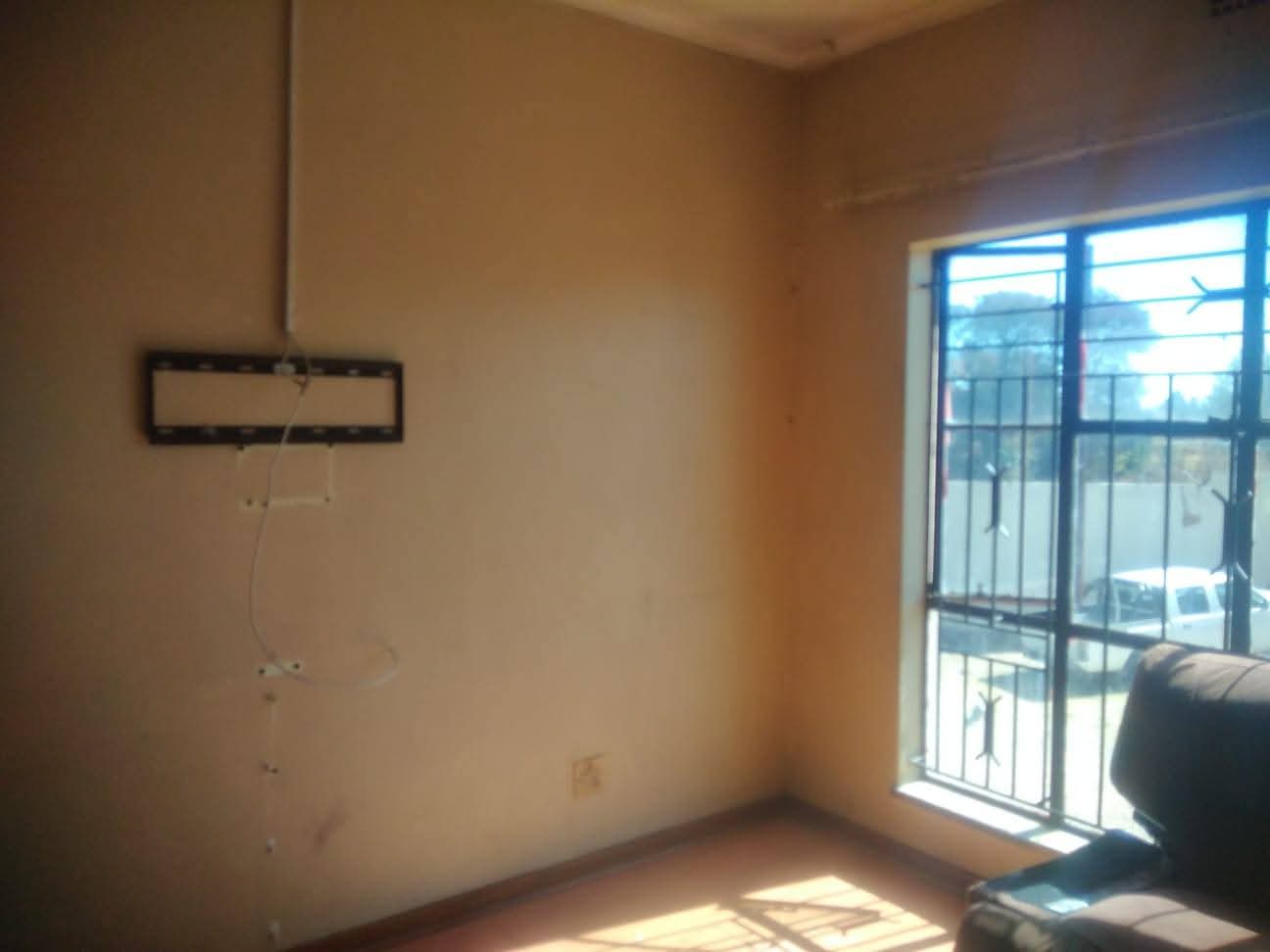 Room to  rent in a house commune.

parking   in Lombardy East