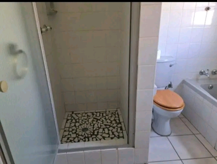 Spacious 4-bedroom home for rent – strubenv  in Roodepoort