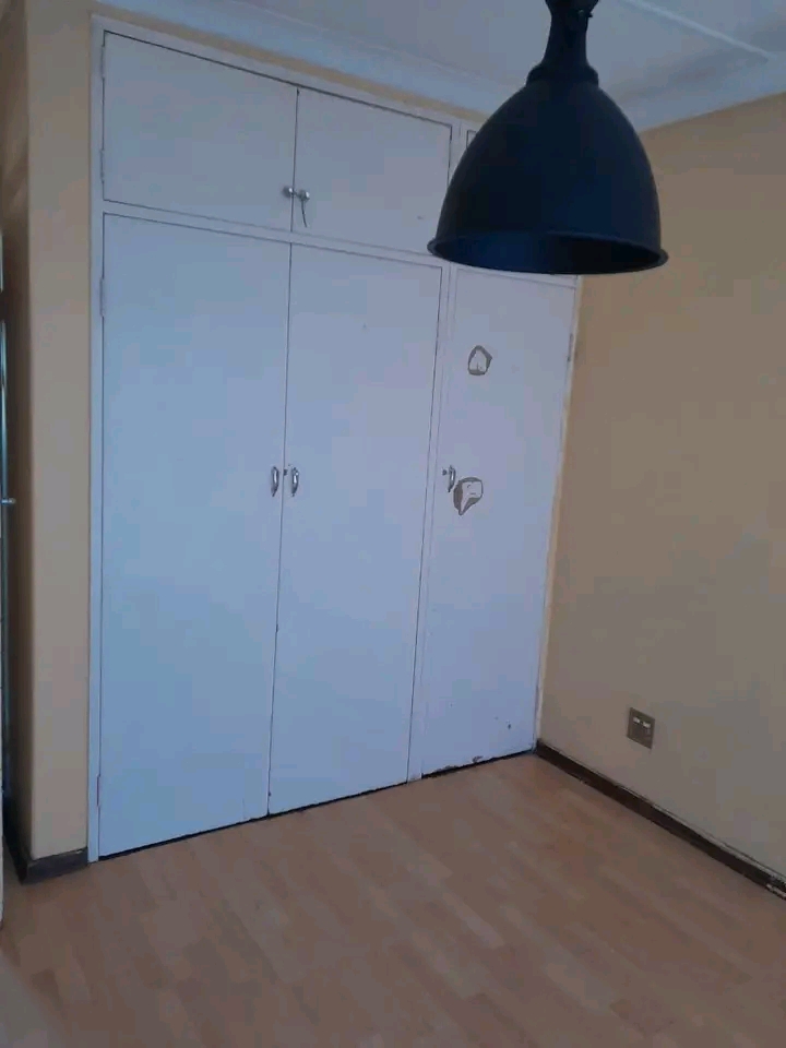 House to rent 
rent r7000(excl water)
depos  in Leondale