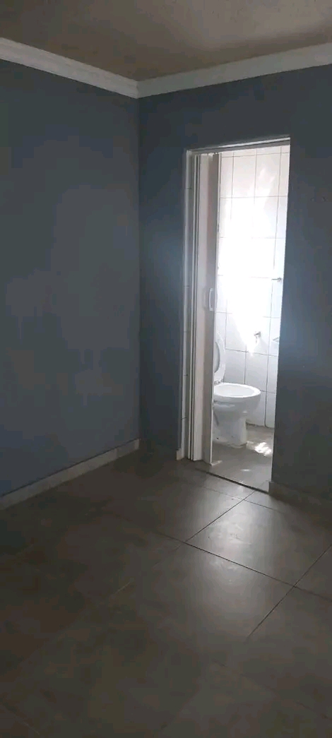 En-suite available anot far from bara mall no  in Orlando East