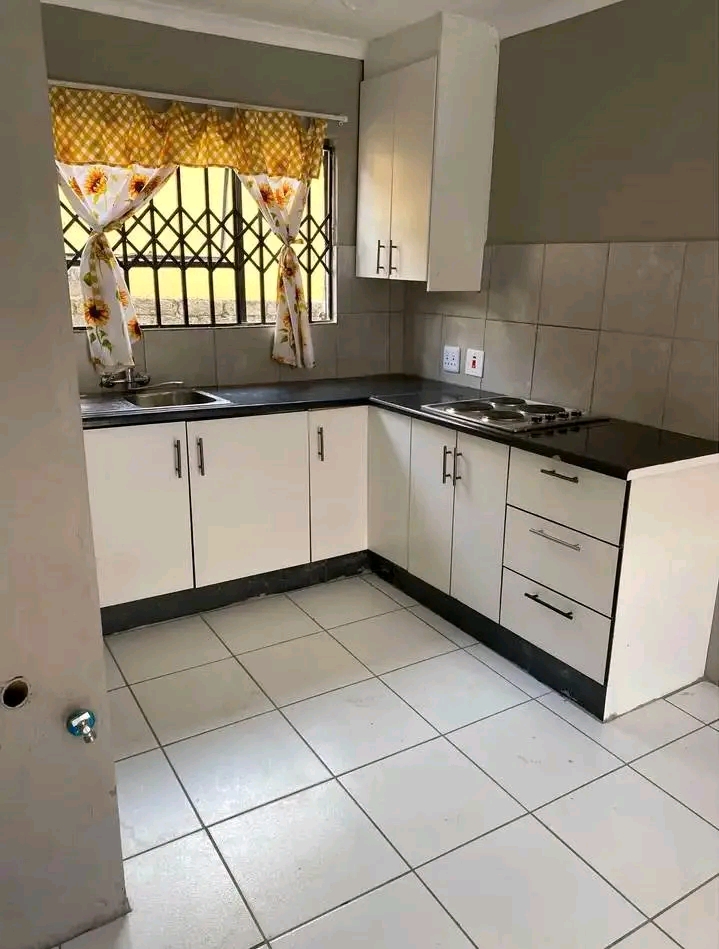 Bachelor available in zone 3 pimville for r22  in Pimville