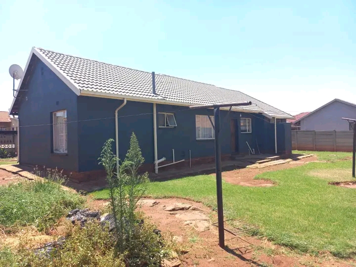 House to rent, available immediately

are:   in Vosloorus