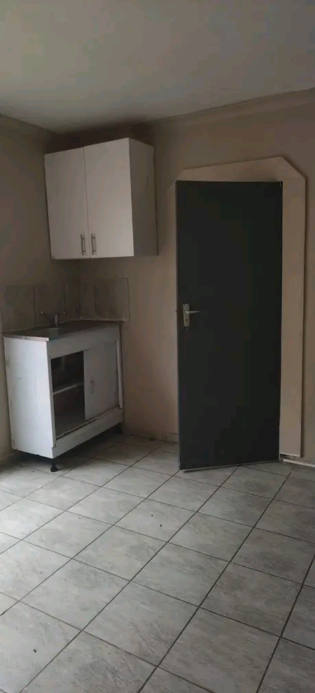 A bachelor room will be available from 01 mar  in Olievenhoutbosch